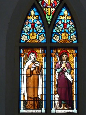 리지외의 성녀 데레사와 파리의 성녀 제노베파_photo by ndoduc_in the Cathedral of Da Nang in Vietnam.jpg